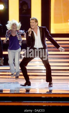 Noi cantante e attore David Hasselhoff esegue durante la televisione tedesca mostra 'Willkommen bei Carmen Nebel' ('Benvenuti a Carmen Nebel's show") trasmesso da parte del pubblico tedesco tv broadcaster ZDF in Klagenfurt, Austria, 2 aprile 2011. Numerose tedesco e le star internazionali si esibiscono al popolare tedesco varietà e spettacoli di intrattenimento. Foto: Foto Stock