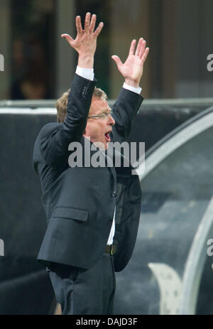 Schalke allenatore Ralf Rangnick gesti durante la Champions League quarti di finale prima gamba partita di calcio tra Inter e Milan e Schalke 04 presso lo stadio Giuseppe Meazza di Milano, Italia, il 5 aprile 2011. Foto: Bernd Thissen dpa Foto Stock