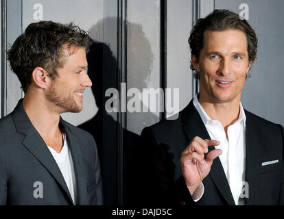 Gli attori Ryan Phillippe (L) e Matthew McConaughey presente il film 'L'avvocato Lincoln' al photocall in Hotel de Rome di Berlino, Germania, 6 aprile 2011. Il film inizia il 23 giugno 2011. Foto: Jens KALAENE Foto Stock