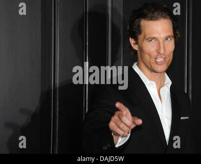 Attore Matthew McConaughey pone a un photocall del film 'L'avvocato Lincoln' nell'Hotel de Rome di Berlino, Germania, 6 aprile 2011. Il film arriva tedesco cinema il 23 giugno 2011. Foto: Jens Kalaene Foto Stock