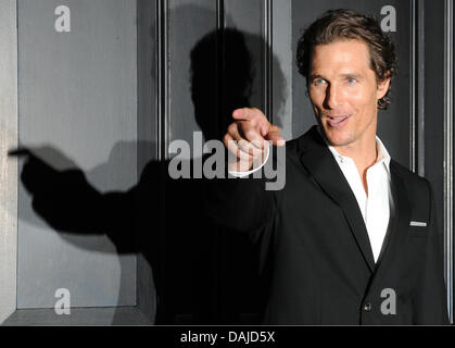 Attore Matthew McConaughey pone a un photocall del film 'L'avvocato Lincoln' nell'Hotel de Rome di Berlino, Germania, 6 aprile 2011. Il film arriva tedesco cinema il 23 giugno 2011. Foto: Jens Kalaene Foto Stock