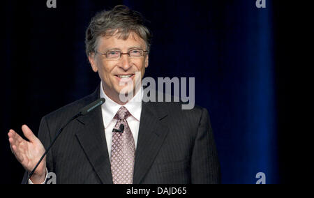 Il fondatore di Microsoft Bill Gates parla durante la cerimonia di premiazione del partenariato transatlantico Award a Berlino, Germania, 6 aprile 2011. Gates ha ricevuto il premio, presentata dalla camera di commercio degli Stati Uniti in Germania, per i suoi impegni sociali. Foto: Michael Kappeler Foto Stock