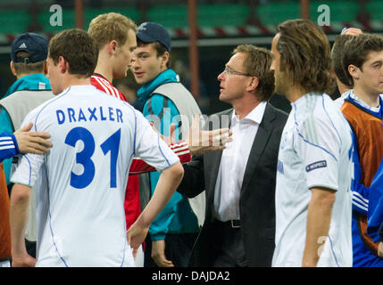 Schalke allenatore Ralf Rangnick (3-R) congratualates portiere Manuel Neuer dopo la Champions League quarti di finale prima gamba partita di calcio tra Inter e Milan e Schalke 04 presso lo stadio Giuseppe Meazza di Milano, Italia, 5 Aprile 2011.Foto: Bernd Thissen dpa Foto Stock