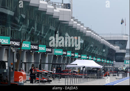 Le squadre si stanno preparando in pit lane sul circuito di Sepang al di fuori di Kuala Lumpur, Malesia, 06 aprile 2011. Il Gran Premio di Formula Uno di Malesia avrà luogo il 10 aprile 2011. Foto: Jens Buettner Foto Stock