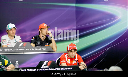 Tedesco di Formula One driver Nico Rosberg (L) della Mercedes GP, British driver di Formula Uno Jenson Button (M) della McLaren Mercedes e il Brasiliano pilota di Formula Uno alla Ferrari di Felipe Massa visto durante la conferenza stampa al circuito di Sepang, al di fuori di Kuala Lumpur, Malesia, 07 aprile 2011. Il Gran Premio di Formula Uno di Malesia avrà luogo il 10 aprile 2011. Foto: Jens Buettner dpa Foto Stock