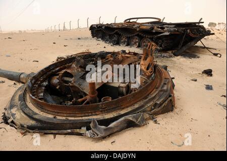 I relitti di serbatoi si trovano nella sabbia sul bordo di Ajdabiya, Libia, 07 aprile 2011. Gheddafi truppe hanno affrontato la città threatingly nuovamente e secondo i ribelli la città più a ovest, Marsa Brega, sotto il controllo dei ribelli. Foto: MAURIZIO GAMBARINI Foto Stock