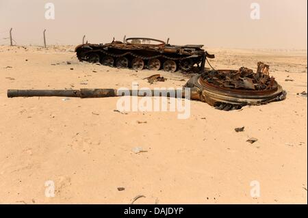 I relitti di serbatoi si trovano nella sabbia sul bordo di Ajdabiya, Libia, 07 aprile 2011. Gheddafi truppe hanno affrontato la città threatingly nuovamente e secondo i ribelli la città più a ovest, Marsa Brega, sotto il controllo dei ribelli. Foto: MAURIZIO GAMBARINI Foto Stock