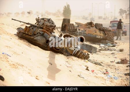 I relitti di serbatoi si trovano nella sabbia sul bordo di Ajdabiya, Libia, 07 aprile 2011. Gheddafi truppe hanno affrontato la città threatingly nuovamente e secondo i ribelli la città più a ovest, Marsa Brega, sotto il controllo dei ribelli. Foto: MAURIZIO GAMBARINI Foto Stock