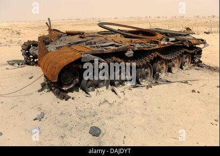 I relitti di serbatoi si trovano nella sabbia sul bordo di Ajdabiya, Libia, 07 aprile 2011. Gheddafi truppe hanno affrontato la città threatingly nuovamente e secondo i ribelli la città più a ovest, Marsa Brega, sotto il controllo dei ribelli. Foto: MAURIZIO GAMBARINI Foto Stock