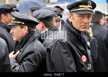 Piloti di partecipare a una manifestazione di protesta sotto la pioggia battente all'aeroporto di Francoforte sul Meno, Germania, 22 febbraio 2010. La stampa tedesca DPA Agenzia ha premiato il 'foto dell'anno 2010": le foto scattate dal fotografo Boris Roessler è stato votato come il secondo posto della categoria "Economia". Foto: BORIS ROESSLER Foto Stock