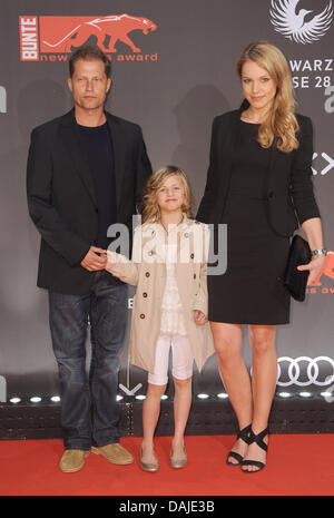 L'attore Til Schweiger (L-R) arriva con la sua figlia Emma Schweiger e fidanzata Svenja Holtmann per la bestowel del 'volti nuovi Award" a Berlino, Germania, 7 aprile 2011. Il premio della rivista tedesca "Bunte' riconosce i giovani attori per la undicesima volta. Foto: BRITTA PEDERSEN Foto Stock