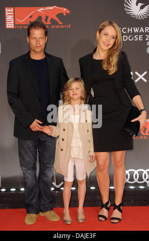 L'attore Til Schweiger (L-R) arriva con la sua figlia Emma Schweiger e fidanzata Svenja Holtmann per la bestowel del 'volti nuovi Award" a Berlino, Germania, 7 aprile 2011. Il premio della rivista tedesca "Bunte' riconosce i giovani attori per la undicesima volta. Foto: BRITTA PEDERSEN Foto Stock