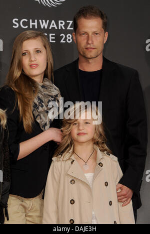 L'attore Til Schweiger (L-R) arriva con la sua figlia Emma Schweiger e fidanzata Svenja Holtmann per la bestowel del 'volti nuovi Award" a Berlino, Germania, 7 aprile 2011. Il premio della rivista tedesca "Bunte' riconosce i giovani attori per la undicesima volta. Foto: BRITTA PEDERSEN Foto Stock