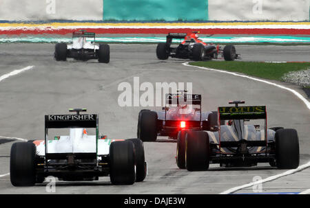 Vetture da gara il via dalla pit lane durante la prima sessione di prove libere sul circuito di Sepang, al di fuori di Kuala Lumpur, Malesia, 08 aprile 2011. Con un tubo di aria fredda viene soffiata in auto. Il Gran Premio di Formula Uno di Malesia avrà luogo il 10 aprile 2011. Foto: Jens Buettner dpa Foto Stock