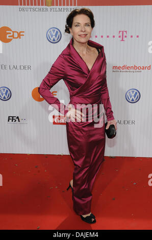Attrice tedesca Gudrun Landgrebe arriva per la cerimonia di premiazione del film tedesco premio "Lola" di Berlino, Germania, 8 aprile 2011. Il film tedesco premio "Lola' awards i membri dell'industria cinematografica in 16 categorie. Foto: Joerg Carstensen Foto Stock