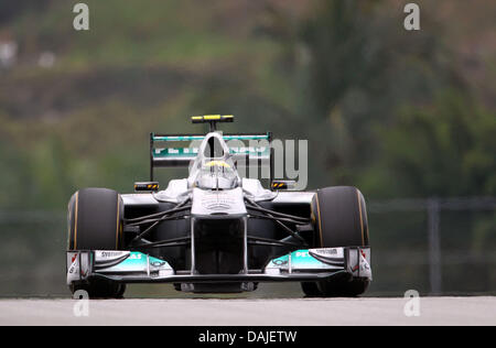 Tedesco di Formula One driver Nico Rosberg della Mercedes GP manzi la sua vettura durante la sessione di qualifiche sul circuito di Sepang, al di fuori di Kuala Lumpur, Malesia, 09 aprile 2011. Il Gran Premio di Formula Uno di Malesia avrà luogo il 10 aprile 2011. Foto: Jens Buettner dpa Foto Stock