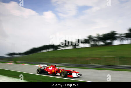 Spagnolo di Formula Uno Pilota Fernando Alonso della Ferrari manzi la sua vettura durante la sessione di qualifiche sul circuito di Sepang, al di fuori di Kuala Lumpur, Malesia, 09 aprile 2011. Il Gran Premio di Formula Uno di Malesia avrà luogo il 10 aprile 2011. Foto: Jens Buettner dpa Foto Stock