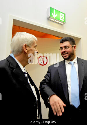 Il le imprese giordane imprenditore Abdullah Ismaik (R), un potenziale nuovo investitore nella seconda divisione della Bundesliga club di calcio TSV 1860 Monaco di Baviera, parla con il presidente del club di calcio Dieter Schneider (L) in una sala conferenze presso il Allianz-Arena Soccer Stadium di Monaco di Baviera, Germania, 09 aprile 2011. Ismaik può investire diversi milioni di euro nel club, che è threatend da bankruptc Foto Stock