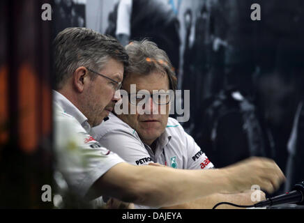 Il capo del motorsport di Mercedes, Tedesco Norbert Haug (R) ed il team manager della Mercedes GP, inglese Ross Brawn (L) visto durante un incontro con la stampa presso il circuito di Sepang, al di fuori di Kuala Lumpur, Malesia, 09 aprile 2011. Il Gran Premio di Formula Uno di Malesia avrà luogo il 10 aprile 2011. Foto: Jens Buettner dpa Foto Stock