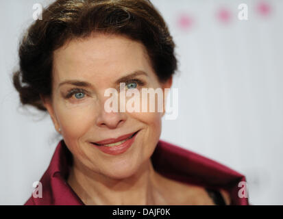 Attrice tedesca Gudrun Landgrebe arriva per la cerimonia di premiazione del film tedesco premio "Lola" di Berlino, Germania, 8 aprile 2011. Il film tedesco premio "Lola' awards i membri dell'industria cinematografica in 16 categorie. Foto: Britta Pedersen Foto Stock
