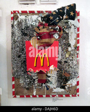 L'illustrazione "Appetite For Destruction" dall'artista statunitense Greg Haberny pende al stricnina galleria a Berlino, Germania, 08 aprile 2011. Foto: Xamax ATTENZIONE: utilizzare solo in connessione con la mostra Foto Stock