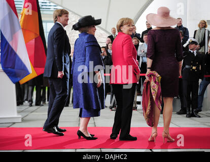 Il cancelliere Angela Merkel si compiace della Regina Beatrice dei Paesi Bassi (2-L), principe Willem-Alexander e Crown Princess Maxima (R) nella parte anteriore della cancelleria a Berlino, Germania, 12 aprile 2011. Parla delle relazioni bilaterali e la cooperazione transfrontaliera devono essere mantenuti. Foto: Annibale Foto Stock