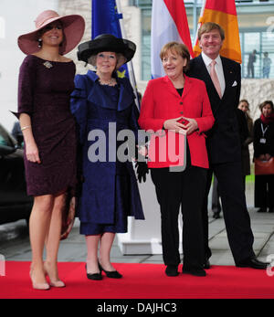 Il cancelliere Angela Merkel si compiace della Regina Beatrice dei Paesi Bassi (2-L), principe Willem-Alexander e Crown Princess Maxima (L) di fronte alla cancelleria a Berlino, Germania, 12 aprile 2011. Parla delle relazioni bilaterali e la cooperazione transfrontaliera devono essere mantenuti. Foto: Annibale Foto Stock