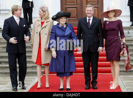 Principe Willem-Alexander dei Paesi Bassi (L-R), la Germania prima signora Bettina Wulff, Queen Beatrix, Presidente Christian Wulff e la principessa Maxima partecipa alla cerimonia di benvenuto a Schloss Bellevue di Berlino, Germania, 12 aprile 2011. La famiglia reale è su una quattro giorni di visita in Germania. Foto: Patrick van Katwijk (PAESI BASSI) Foto Stock