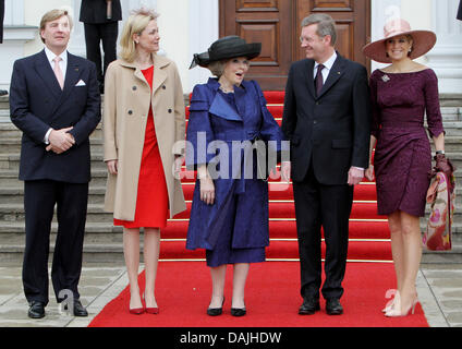 Principe Willem-Alexander dei Paesi Bassi (L-R), la Germania prima signora Bettina Wulff, Queen Beatrix, Presidente Christian Wulff e la principessa Maxima partecipa alla cerimonia di benvenuto a Schloss Bellevue di Berlino, Germania, 12 aprile 2011. La famiglia reale è su una quattro giorni di visita in Germania. Foto: Patrick van Katwijk (PAESI BASSI) Foto Stock