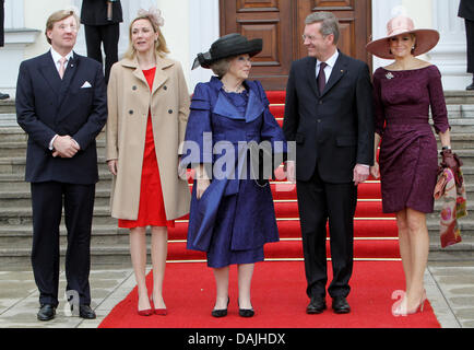 Principe Willem-Alexander dei Paesi Bassi (L-R), la Germania prima signora Bettina Wulff, Queen Beatrix, Presidente Christian Wulff e la principessa Maxima partecipa alla cerimonia di benvenuto a Schloss Bellevue di Berlino, Germania, 12 aprile 2011. La famiglia reale è su una quattro giorni di visita in Germania. Foto: Patrick van Katwijk (PAESI BASSI) Foto Stock