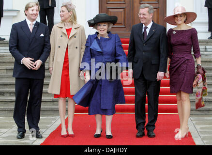 Principe Willem-Alexander dei Paesi Bassi (L-R), la Germania prima signora Bettina Wulff, Queen Beatrix, Presidente Christian Wulff e la principessa Maxima partecipa alla cerimonia di benvenuto a Schloss Bellevue di Berlino, Germania, 12 aprile 2011. La famiglia reale è su una quattro giorni di visita in Germania. Foto: Patrick van Katwijk (PAESI BASSI) Foto Stock