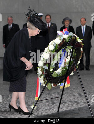 La regina Beatrice dei Paesi Bassi assiste una ghirlanda-posa cerimonia presso la Neue Wache di Berlino, Germania, 12 aprile 2011. La famiglia reale è su una quattro giorni di visita in Germania. Foto: Albert Nieboer / Paesi Bassi fuori Foto Stock