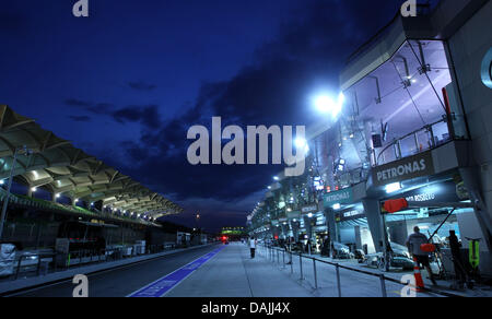 La zona pit sul circuito di Sepang al di fuori di Kuala Lumpur è raffigurato prima del Gran Premio di Formula Uno di Malaysia, Malaysia, 09 aprile 2011. Foto: Jens Buettner Foto Stock