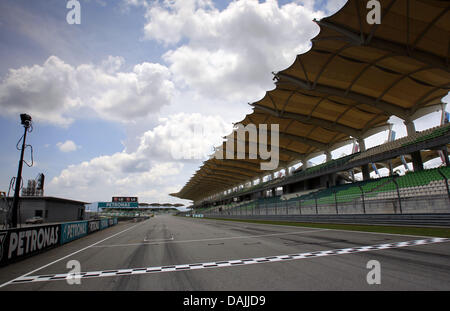 Vista generale della linea di graffio sul circuito di Sepang, al di fuori di Kuala Lumpur, Malesia, 07 aprile 2011. Foto: Jens Buettner Foto Stock