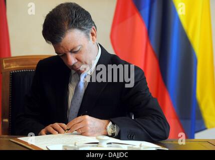 Il presidente colombiano Juan Manuel Santos Calderón Firma il guestbook del Presidente tedesco Christian Wulff a Berlino, Germania, 13 aprile 2011. Foto: Maurizio Gambarini Foto Stock