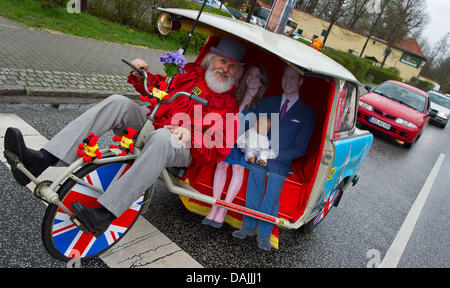 Velo designer Dieter (Didi) Senft presenta la sua ultima invenzione, il royal rickshaw, Storkow, Germania, 14 aprile 2011. Circa due settimane prima del matrimonio del principe William e Kate Middleton, inventore mostra il suo regalo di nozze. Il retro di una Trabant mostra una foto della coppia felice. Senft possiede più di 200 unica bici e 17 voci nel libro Guinness dei Record mondiali. Foto Stock