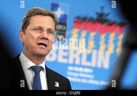 Il Ministro degli esteri tedesco Guido Westerwelle parla nel corso di una conferenza stampa in occasione della riunione dei Ministri degli esteri della NATO e non nato truppe ISAF provider presso il Ministero degli Affari Esteri a Berlino, Germania, 14 aprile 2011. I Ministri degli esteri della NATO si riuniscono a Berlino per discutere la Libia, l'Afghanistan e la difesa missilistica per due giorni. Foto: Annibale Foto Stock