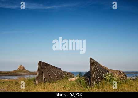 Aringa capannoni in barca nel porto di Lindisfarne, Northumberland, Inghilterra Foto Stock