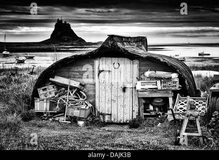 Aringa capannone in barca nel porto di Lindisfarne, Northumberland, Inghilterra. Monocromatico Foto Stock