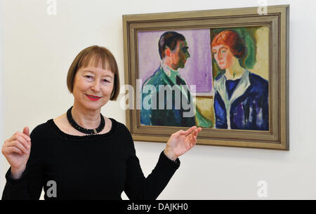 Il direttore generale dell'Kunstsammlungen Chemnitz, Ingrid Moessinger, pone di fronte un Edward Munch pittura a Chemnitz, Germania, 14 aprile 2011. Il museo si è aggiudicata il titolo 'Museum dell'anno" da parte della filiale tedesca della international critici d'arte europea AICA. Moessinger ha lavorato sodo per guadagnare il premio: lei è la testa del Chemnitz collezioni d'arte per 14 anni. Duri Foto Stock