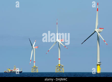 (Dpa) file di un archivio di immagini, datata 23 aprile 2010, mostra una fila di filatura turbine eoliche presso la Windpark offshore 'Alpha Ventus' intorno 45 chilometri ad est costa frisone di Borkum isola, Germania. Foto: Ingo Wagner Foto Stock