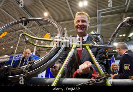 Renania settentrionale-Vestfalia il Ministro degli Interni Ralf Jaeger pone con una bici bloccata presso la polizia trade show Ipomex in Muenster, Germania, 12 aprile 2011. L'evento si occupa tra gli altri argomenti con 'crescente violenza contro i funzionari di polizia". Foto: Friso Gentsch Foto Stock