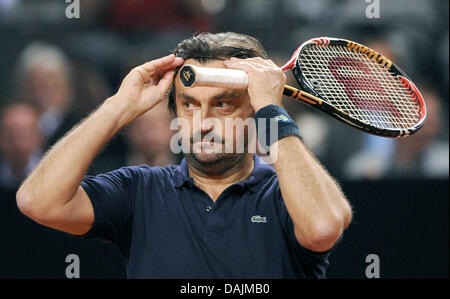 Ex tennis professional Henri Leconte gesti durante un WTA Tennis grand prix visualizza corrisponde alla Porsche Arena di Stoccarda, Germania, 18 aprile 2011. Foto: Marijan Murat Foto Stock