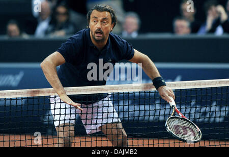 Ex tennis professional Henri Leconte gesti durante un WTA Tennis grand prix visualizza corrisponde alla Porsche Arena di Stoccarda, Germania, 18 aprile 2011. Foto: Marijan Murat Foto Stock