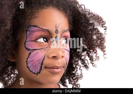 Bella ragazza giovane con la faccia dipinta come una farfalla Foto Stock