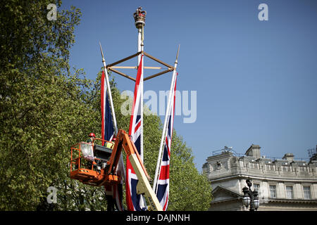 Unione britannica martinetti vengono issati a un palo di fronte a Buckingham Palace a Londra, in Gran Bretagna, 20 aprile 2011. Il principe William e Kate Middleton sono dovute a wed in Londra il Venerdì, 29 aprile 2011. Foto: Rolf Vennenbernd Foto Stock