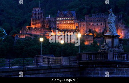 Il monumento di Minerva si eleva alto sulla "Alte Brueck" (Ponte Vecchio) di fronte al castello illuminato in Heidelberg, Germania, 13 aprile 2011. Dopo essere stato soggetto a una massiccia distruzione nella Guerra di Successione Palatina, dal 1688 al 1697, il palazzo rimase un rudere da allora. Foto: Marius Becker Foto Stock