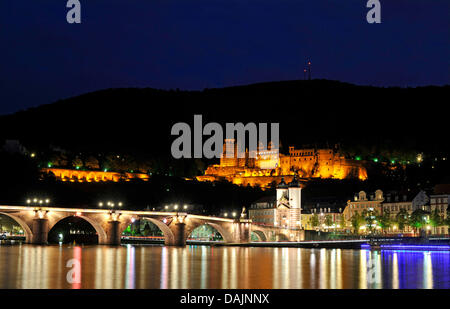 Il castello illuminato si erge sopra il fiume Neckar e la città vecchia di Heidelberg, Germania, 13 aprile 2011. Dopo essere stato soggetto a una massiccia distruzione nella Guerra di Successione Palatina, dal 1688 al 1697, il palazzo rimase un rudere da allora. Foto: Marius Becker Foto Stock