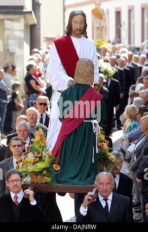 I membri di diverse gilde trasportare lifesize Gesù figure per la processione del Venerdì Santo a Lohr am Main, Germania, 22 aprile 2011. La processione è ritenuta uno dei soli tre completamente conservate foto processioni di Pasqua in Germania. La processione inizia con un'immagine dell'ultima cena e termina con un'immagine di tumulazione di Cristo. Foto: Daniel Karmann Foto Stock