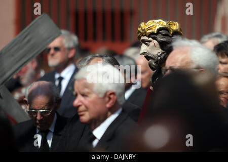 I membri di diverse gilde trasportare lifesize Gesù figure per la processione del Venerdì Santo a Lohr am Main, Germania, 22 aprile 2011. La processione è ritenuta uno dei soli tre completamente conservate foto processioni di Pasqua in Germania. La processione inizia con un'immagine dell'ultima cena e termina con un'immagine di tumulazione di Cristo. Foto: Daniel Karmann Foto Stock